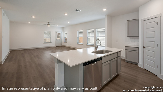 Listing photo id 4 for 14649 Pearl Flats