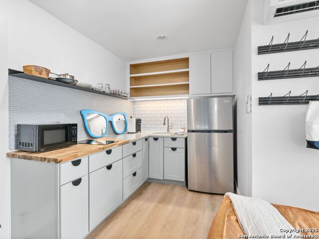 Listing photo id 12 for 1111 10th W Apt 206