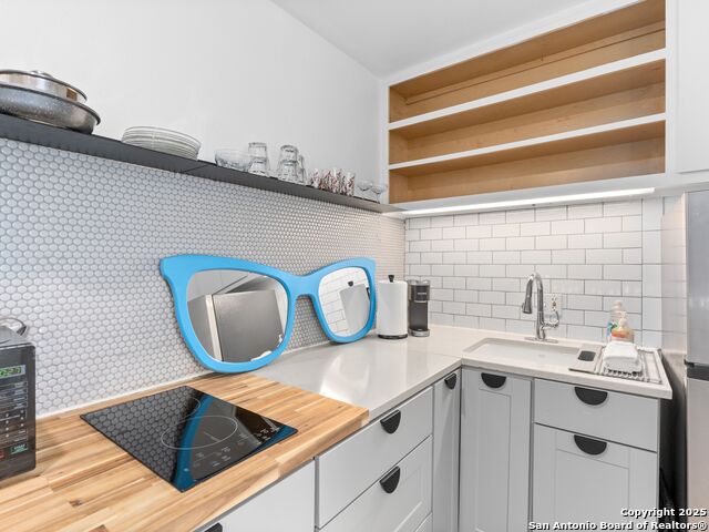 Listing photo id 13 for 1111 10th W Apt 206