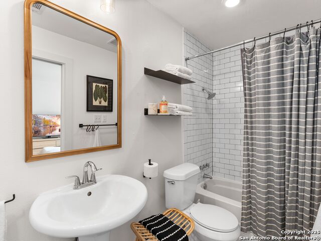 Listing photo id 17 for 1111 10th W Apt 206