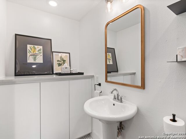Listing photo id 18 for 1111 10th W Apt 206