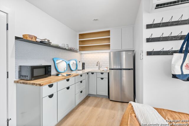 Listing photo id 21 for 1111 10th W Apt 206