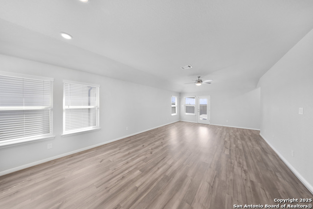 Listing photo id 9 for 752 Clara Park