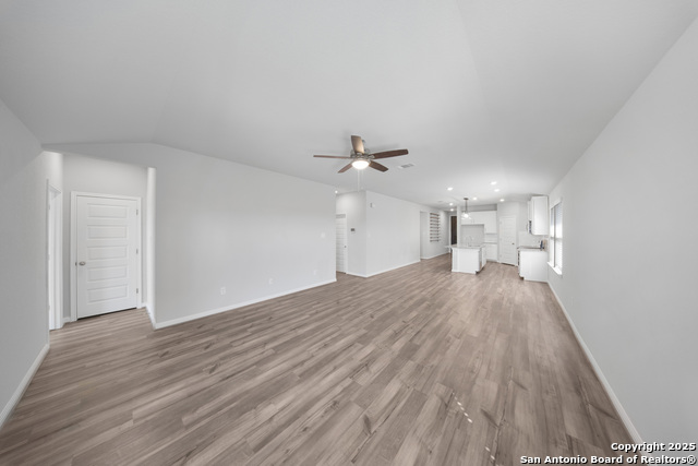 Listing photo id 11 for 752 Clara Park