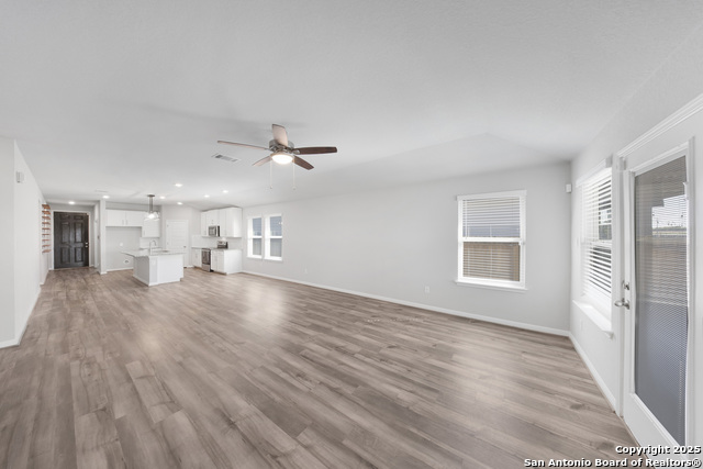Listing photo id 12 for 752 Clara Park