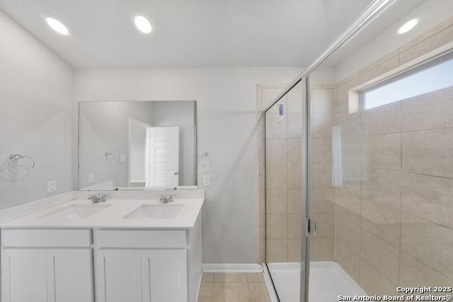 Listing photo id 15 for 752 Clara Park
