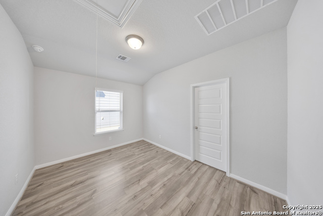 Listing photo id 17 for 752 Clara Park