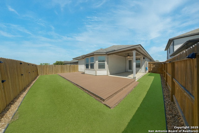 Listing photo id 23 for 752 Clara Park