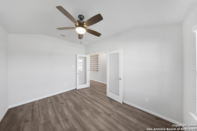 Listing photo id 2 for 752 Clara Park