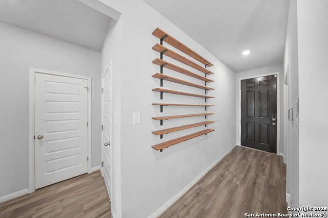 Listing photo id 3 for 752 Clara Park