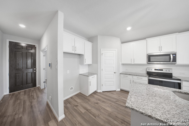 Listing photo id 4 for 752 Clara Park