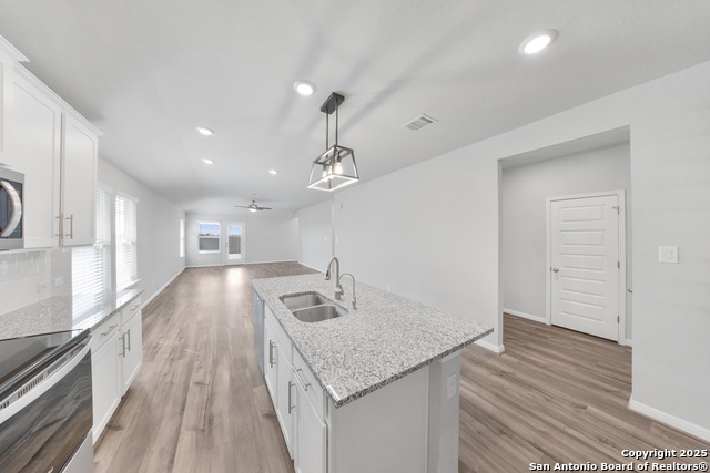 Listing photo id 6 for 752 Clara Park