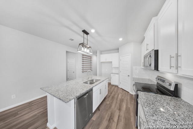 Listing photo id 7 for 752 Clara Park