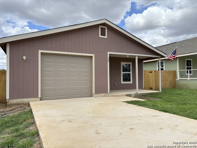 Details for 706 5th E , Nixon, TX 78140