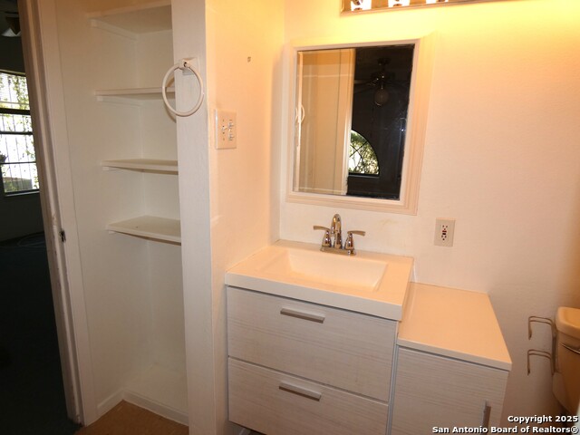 Listing photo id 13 for 3947 Gayle  