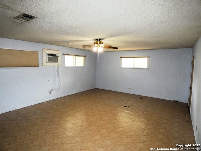 Listing photo id 14 for 3947 Gayle  