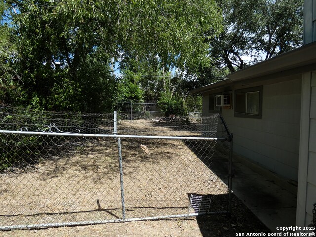 Listing photo id 2 for 3947 Gayle  