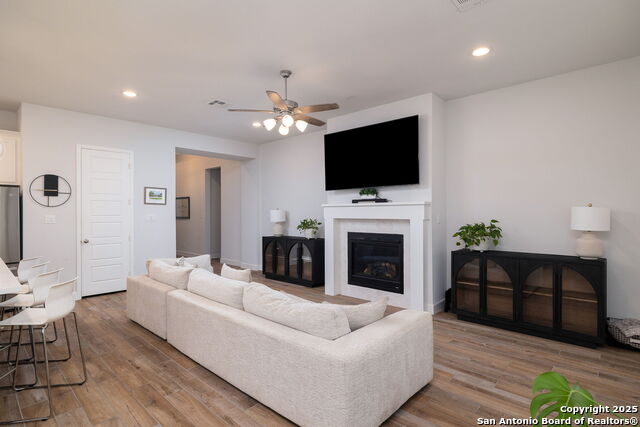 Listing photo id 11 for 613 Meade