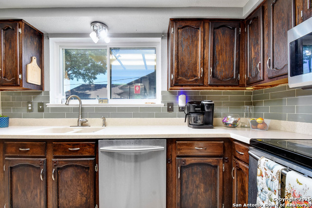 Listing photo id 12 for 8110 Timber Grove