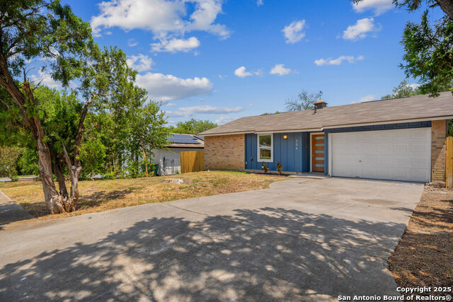 Image 4 of 25 For 204 Green Meadows