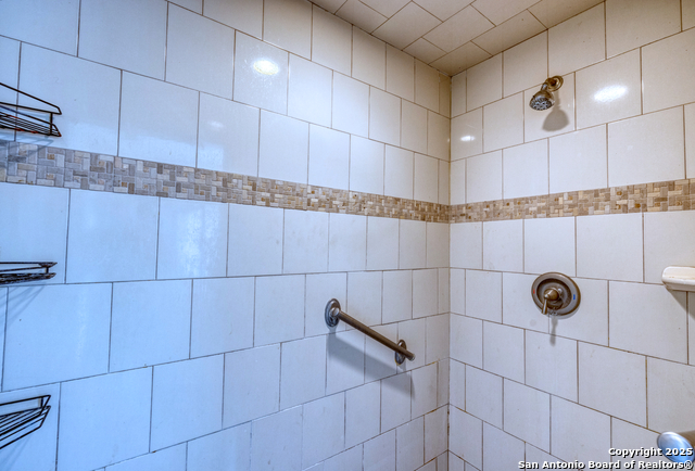 Listing photo id 13 for 114 Kim Dr  