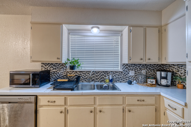 Listing photo id 17 for 114 Kim Dr  