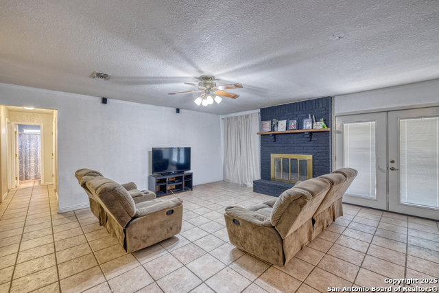 Listing photo id 2 for 114 Kim Dr  