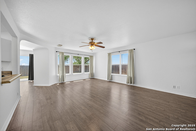 Listing photo id 5 for 215 Chisholm