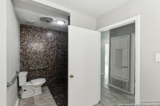 Image 34 of 42 For 202 Shalimar Dr