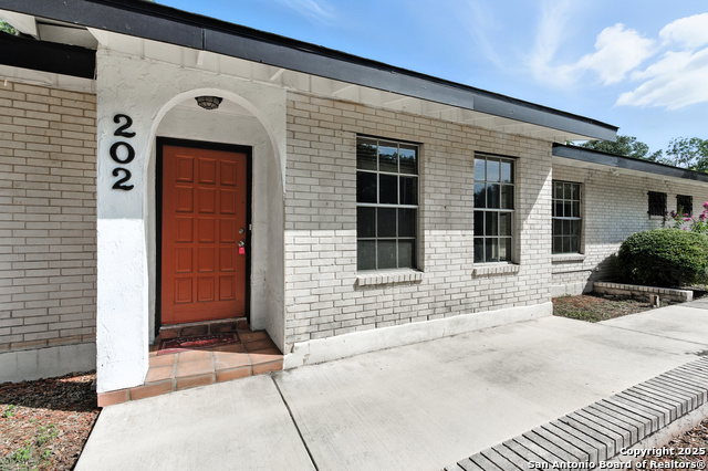 Image 5 of 42 For 202 Shalimar Dr