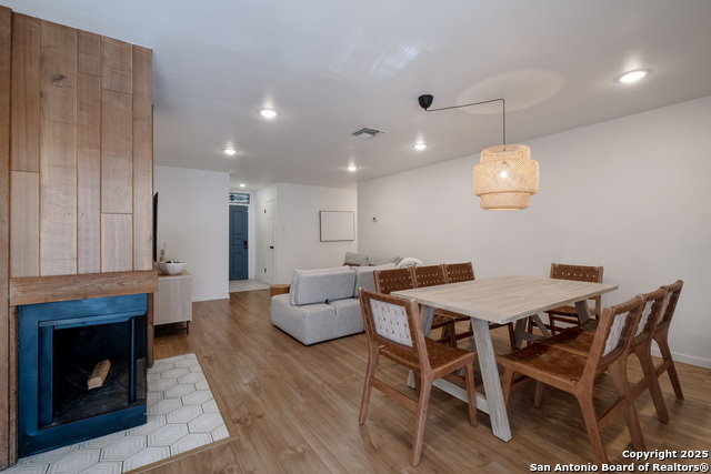 Listing photo id 10 for 2806 Floral Way