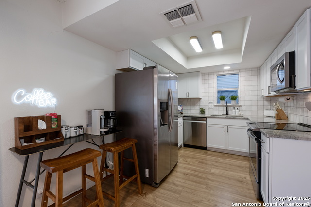 Listing photo id 11 for 2806 Floral Way