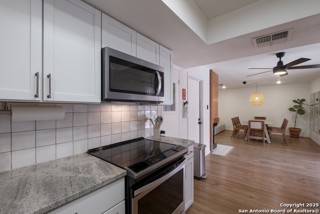 Listing photo id 13 for 2806 Floral Way