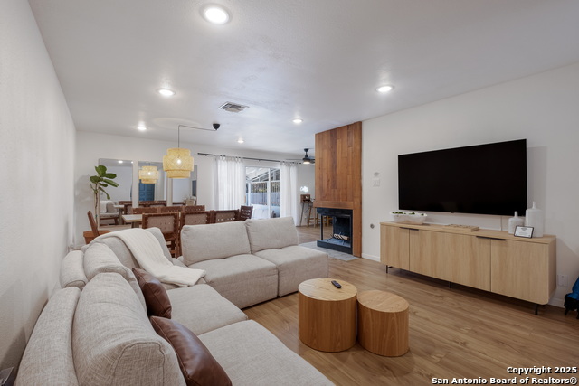 Listing photo id 4 for 2806 Floral Way
