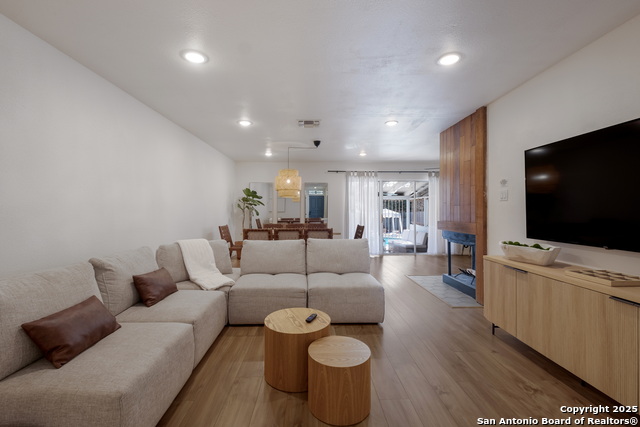 Listing photo id 5 for 2806 Floral Way