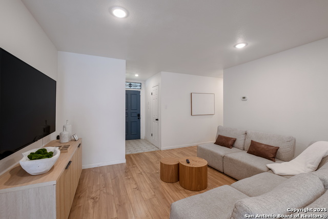 Listing photo id 6 for 2806 Floral Way