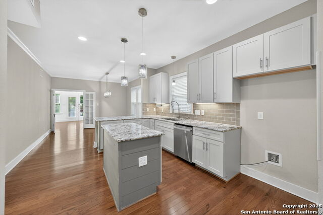 Listing photo id 8 for 435 Gramercy Pl W