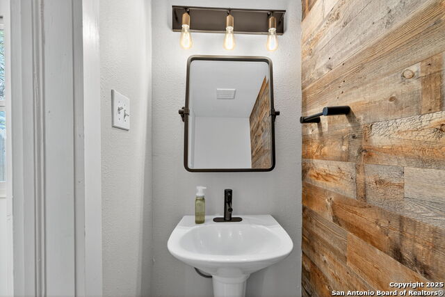 Listing photo id 12 for 435 Gramercy Pl W