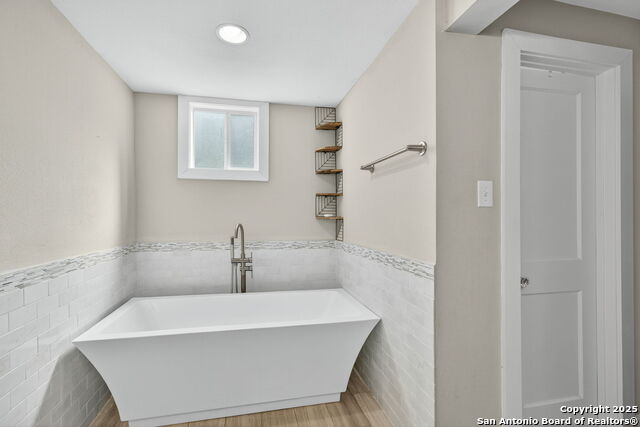 Listing photo id 17 for 435 Gramercy Pl W