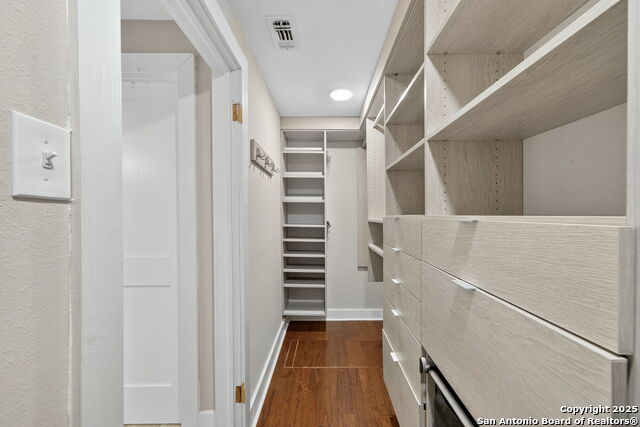 Listing photo id 18 for 435 Gramercy Pl W