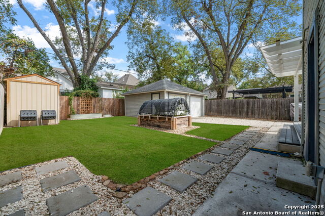 Listing photo id 29 for 435 Gramercy Pl W
