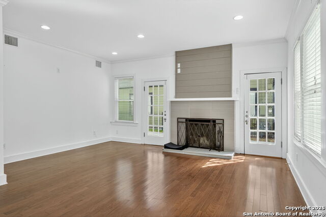 Listing photo id 3 for 435 Gramercy Pl W