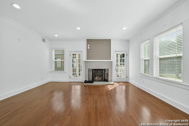 Listing photo id 4 for 435 Gramercy Pl W