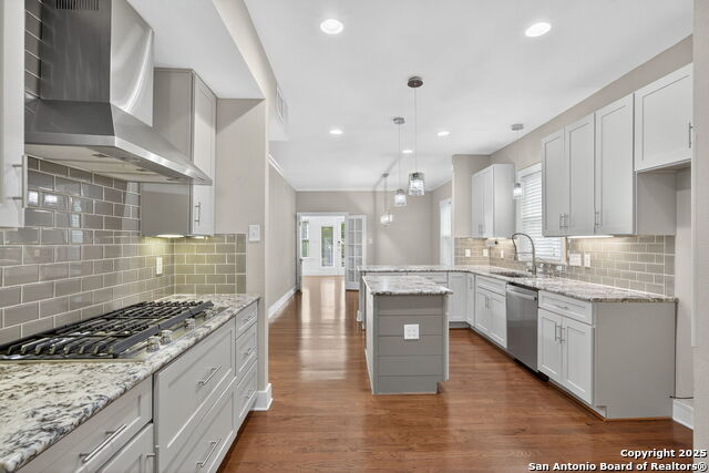 Listing photo id 7 for 435 Gramercy Pl W