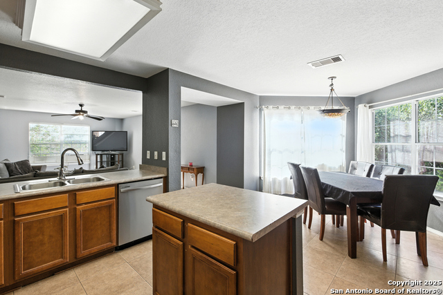 Listing photo id 10 for 10515 Medio Creek