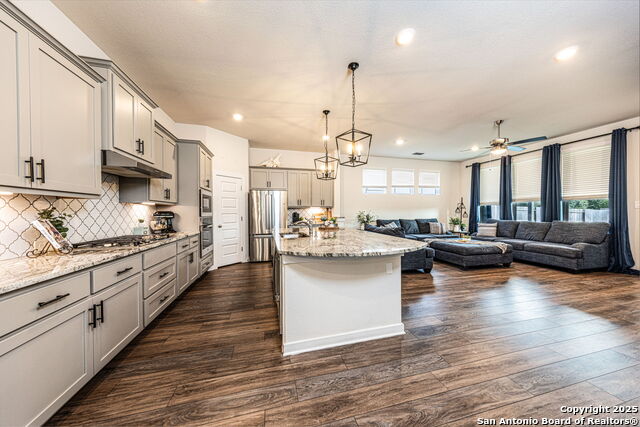 Listing photo id 0 for 1510 Escarpment