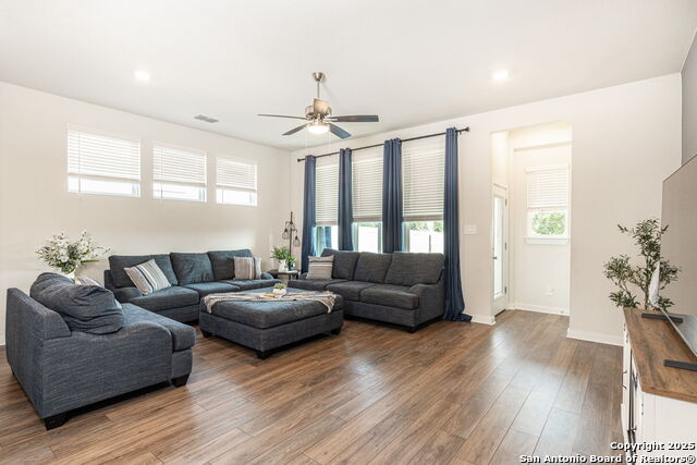 Listing photo id 2 for 1510 Escarpment