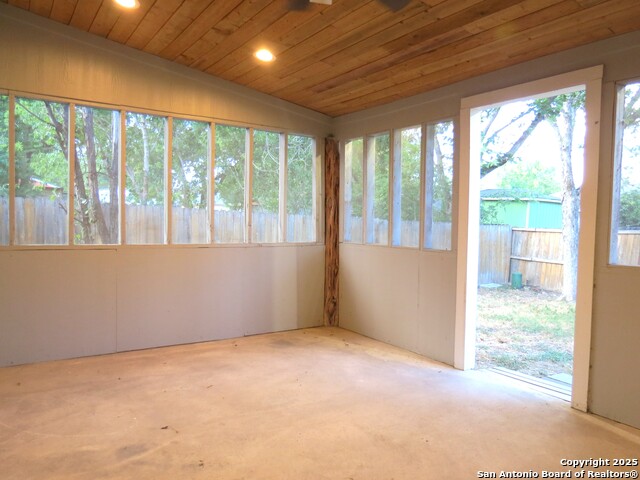 Listing photo id 8 for 8762 Port Of Call