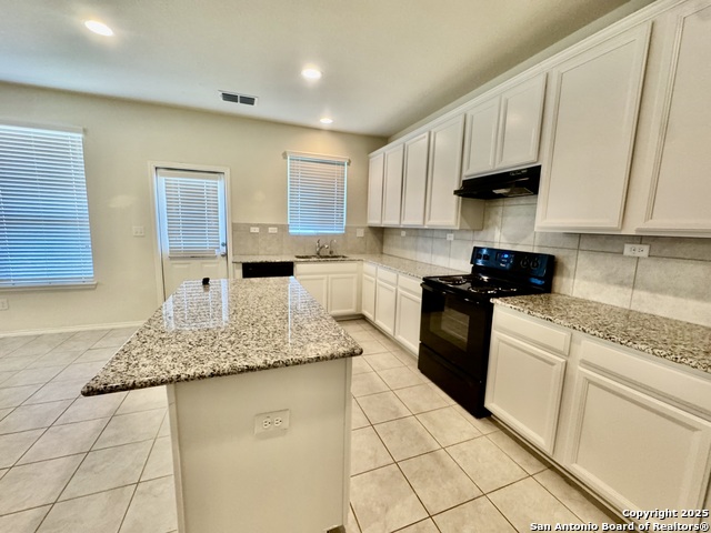 Listing photo id 10 for 27346 Emilie Canyon
