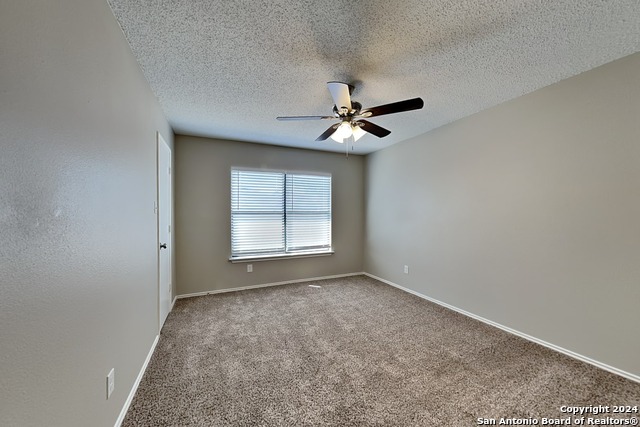 Listing photo id 13 for 423 Irongate Rdg